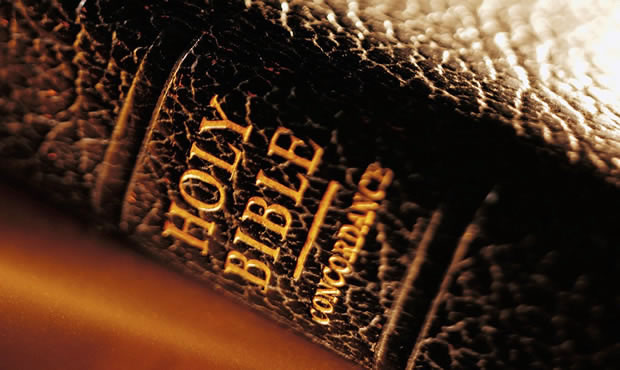 Pastores bilionários usam fortuna para distribuir bíblias e visão conservadora em escolas
