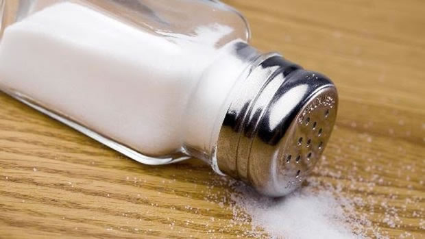 Reduzir o consumo de sal diminui risco de câncer de estômago, diz ONG