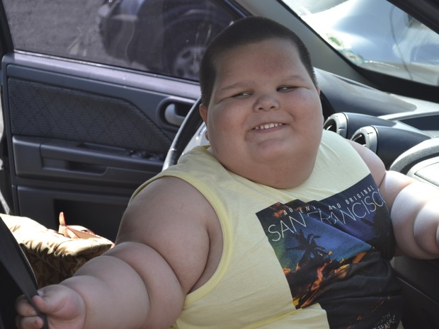 Menino de três anos que pesa 70 kg passa por exame em Vitória