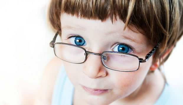 Usar óculos pode piorar a visão?