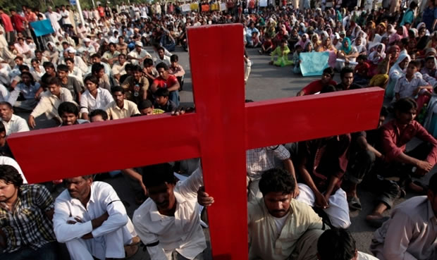 Cristã tem metade de seu corpo queimado, após recusar proposta de casamento, no Paquistão