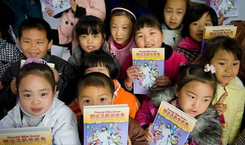 China proíbe ensino da Bíblia a crianças e pais protestam