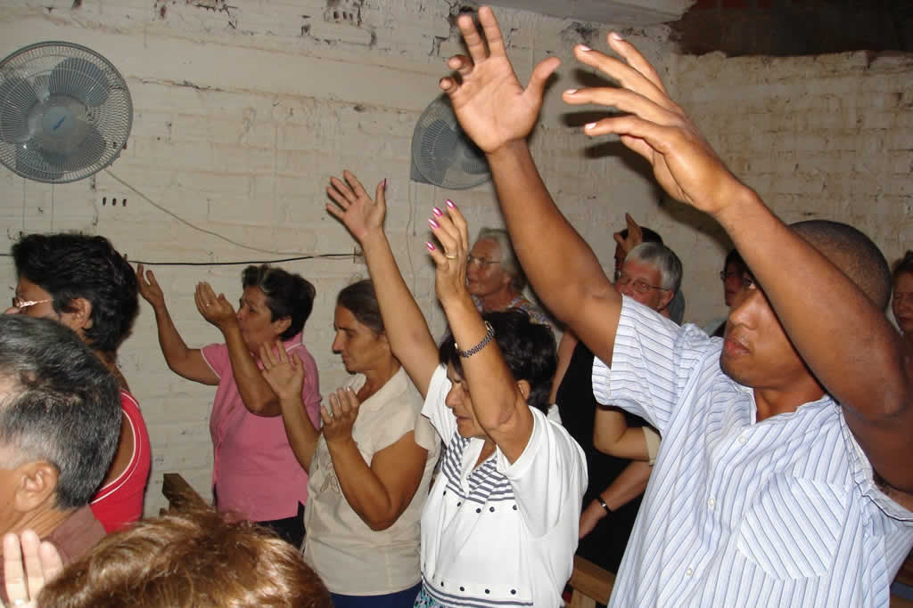 Governo de Cuba censura mensagens de pastores cristãos na TV e rádio
